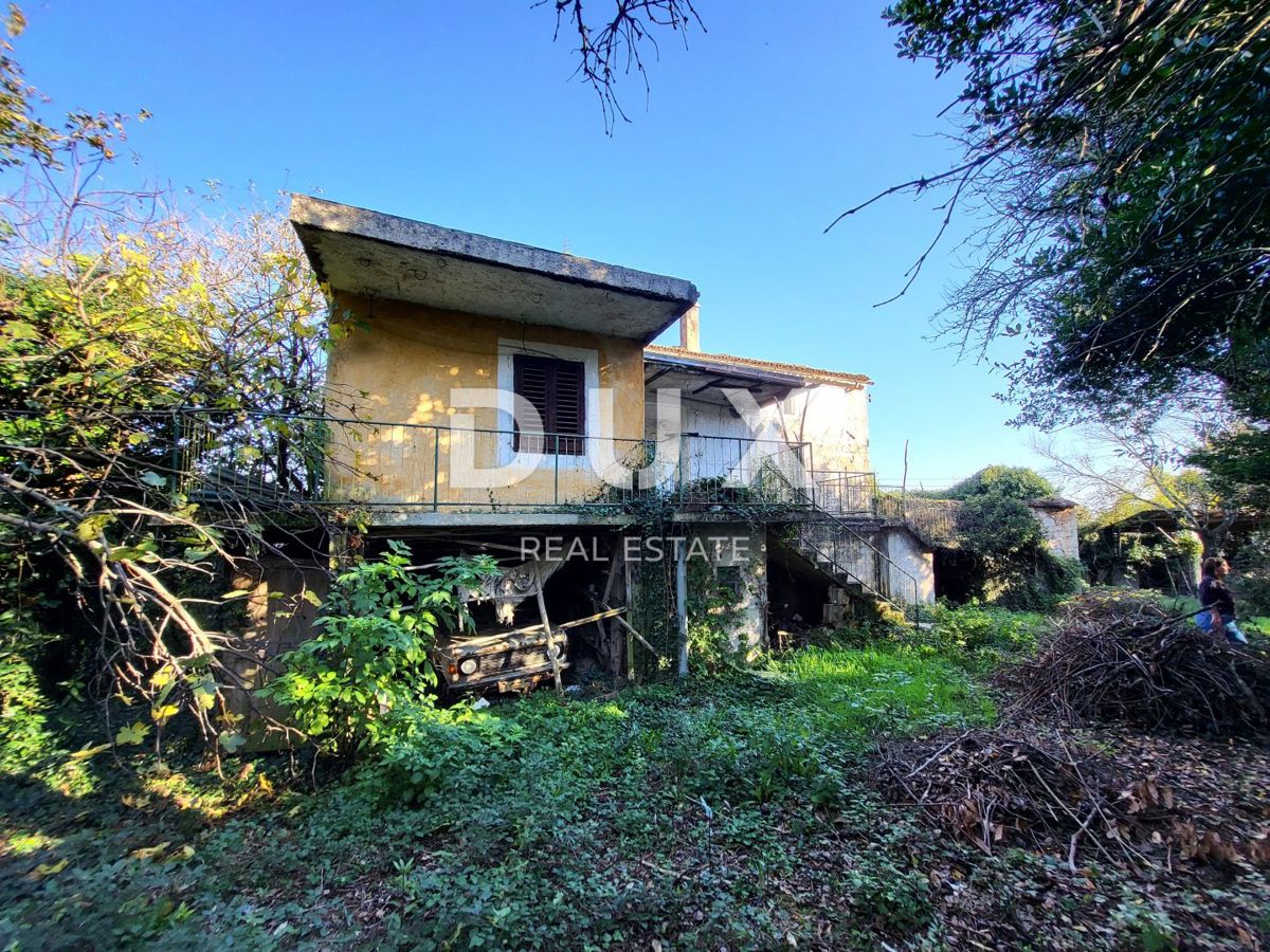 ISTRIA, PIĆAN - Due fabbricati in pietra con giardino