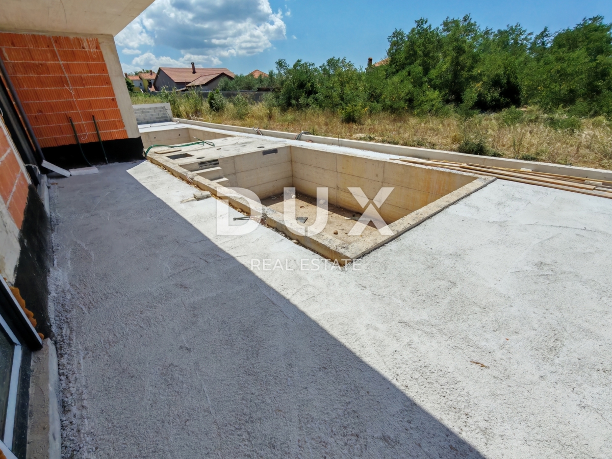 ZADAR, VRSI - Esclusivo appartamento al piano terra con piscina e giardino! S2