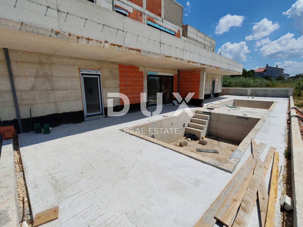 ZADAR, VRSI - Esclusivo appartamento al piano terra con piscina e giardino! S2