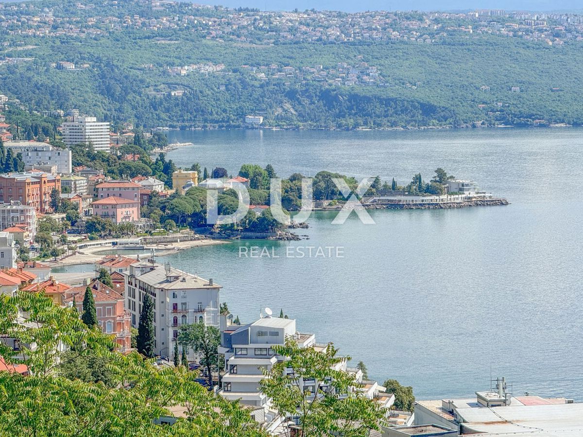 ABBAZIA, CENTRO - appartamento mansardato con vista in un nuovo edificio sopra il centro di Abbazia 