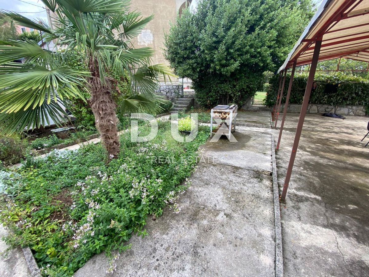 OPATIJA, MATULJI, JUŠIĆI - casa con 2 appartamenti e 2 locali commerciali + giardino! OPPORTUNITÀ!