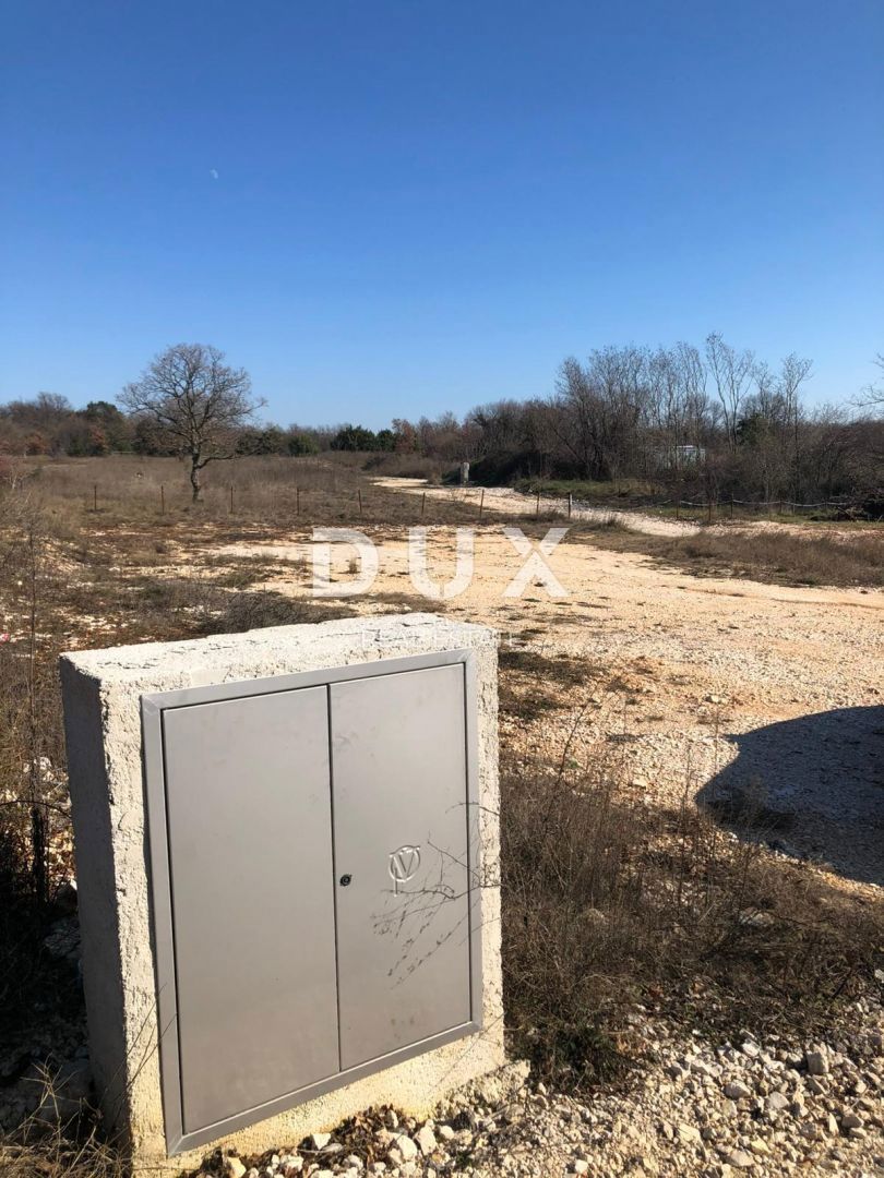 ISTRIA, BARBAN - Terreni edificabili con acqua ed elettricità e permesso di costruire! UNA STORIA PER LA COSTRUZIONE DI UN COMPLESSO DI VILLE!