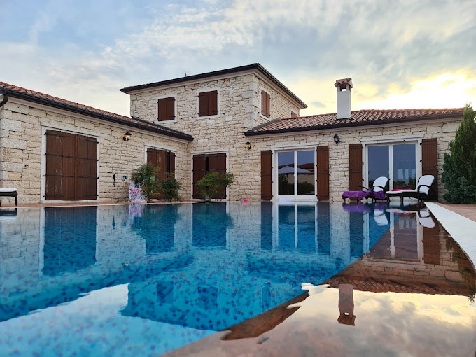 ISTRIA, SVETVINČENAT - Villa in pietra con piscina in ambiente minerario