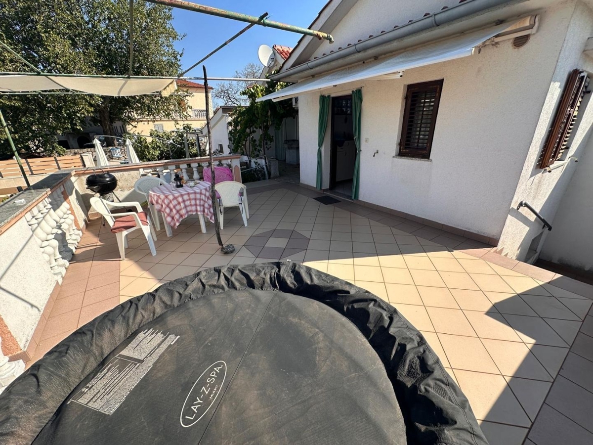 ISOLA DI KRK, VRH - casa bifamiliare, 170 m2, giardino!!!
