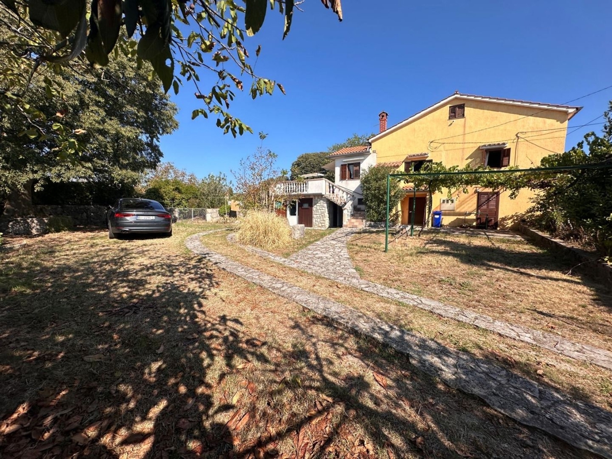 ISOLA DI KRK, VRH - casa bifamiliare, 170 m2, giardino!!!