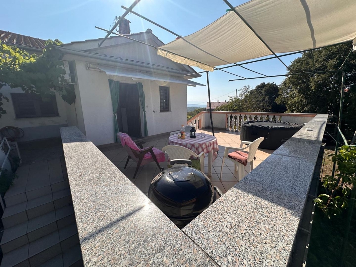 ISOLA DI KRK, VRH - casa bifamiliare, 170 m2, giardino!!!