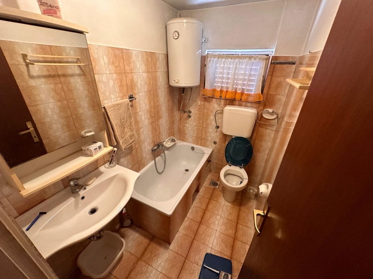 ISOLA DI KRK, VRH - casa bifamiliare, 170 m2, giardino!!!