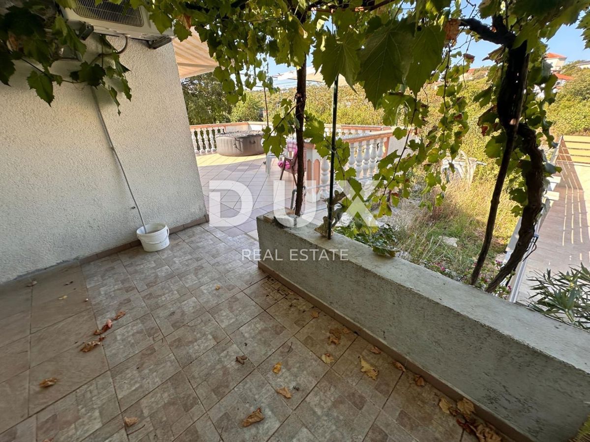 ISOLA DI KRK, VRH - casa bifamiliare, 170 m2, giardino!!!