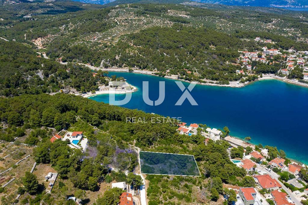ISOLA DI BRAČ - Terreno edificabile in una splendida posizione a 100 metri dal mare con permesso di costruire!