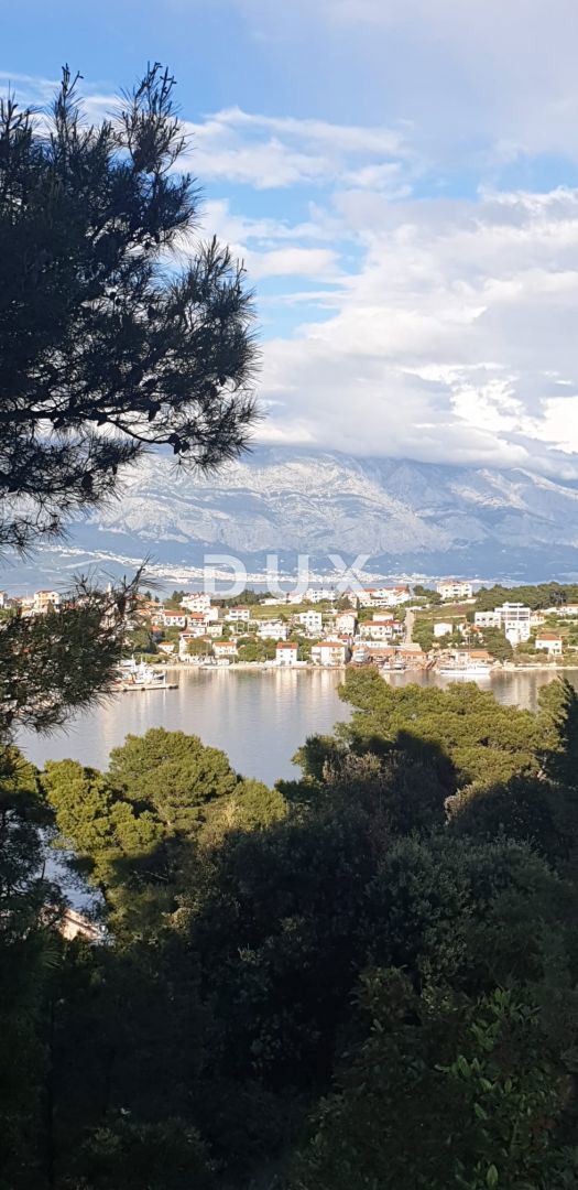 ISOLA DI BRAČ - Terreno edificabile in una splendida posizione a 100 metri dal mare con permesso di costruire!
