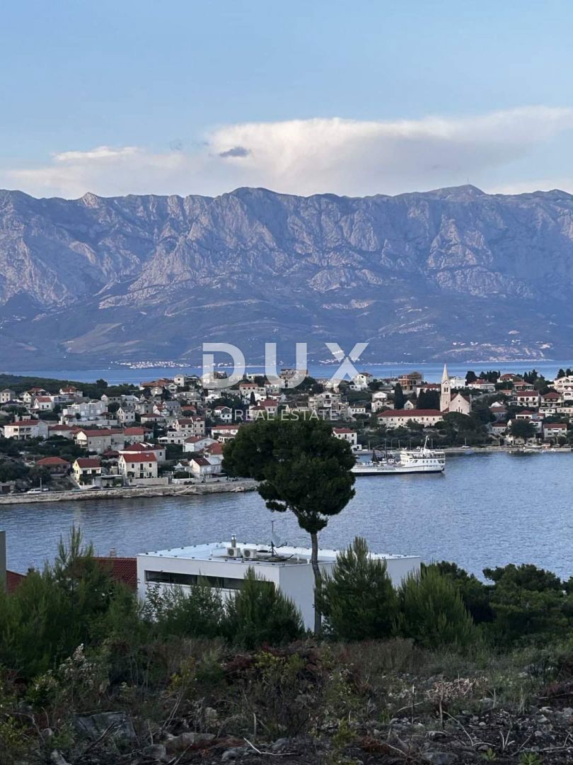 ISOLA DI BRAČ - Terreno edificabile in una splendida posizione a 100 metri dal mare con permesso di costruire!