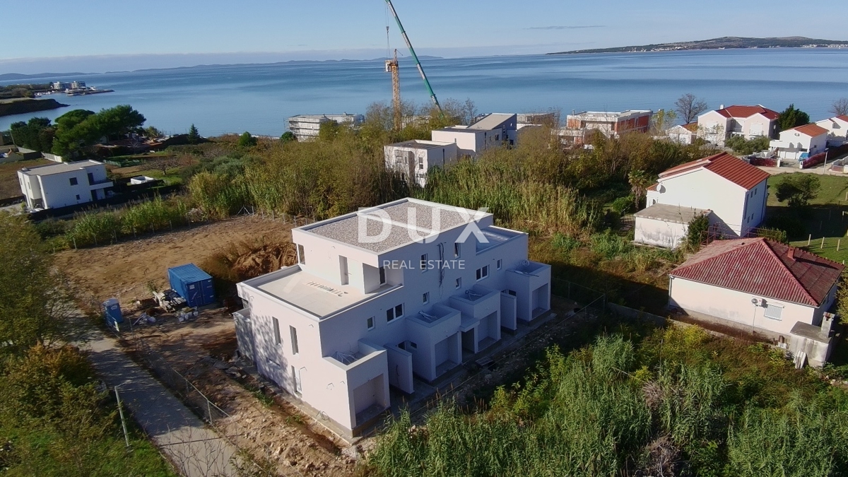 ZADAR, PRIVLAKA - Nuova costruzione con terrazza sul tetto e vista mare a 110 metri dalla spiaggia! D