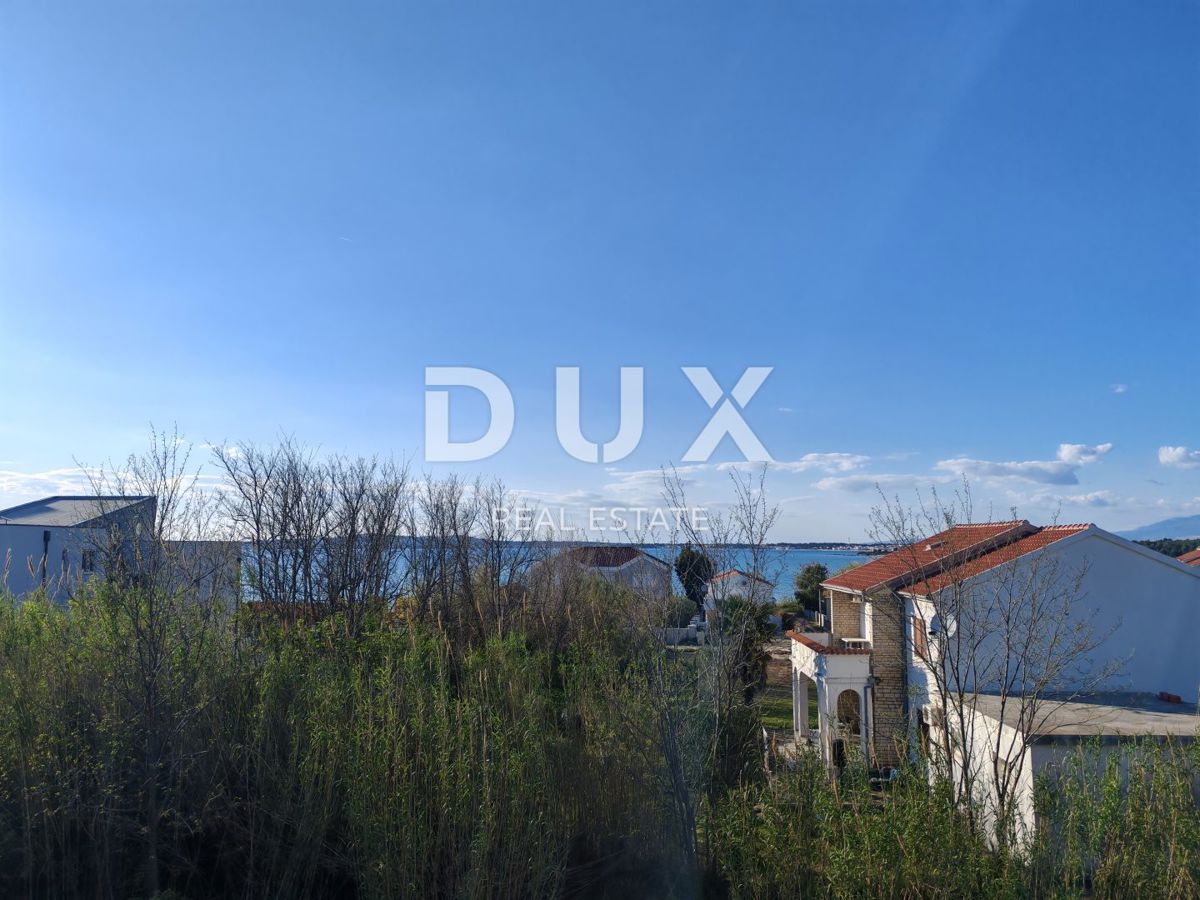 ZADAR, PRIVLAKA - Nuova costruzione con terrazza sul tetto e vista mare a 110 metri dalla spiaggia! D