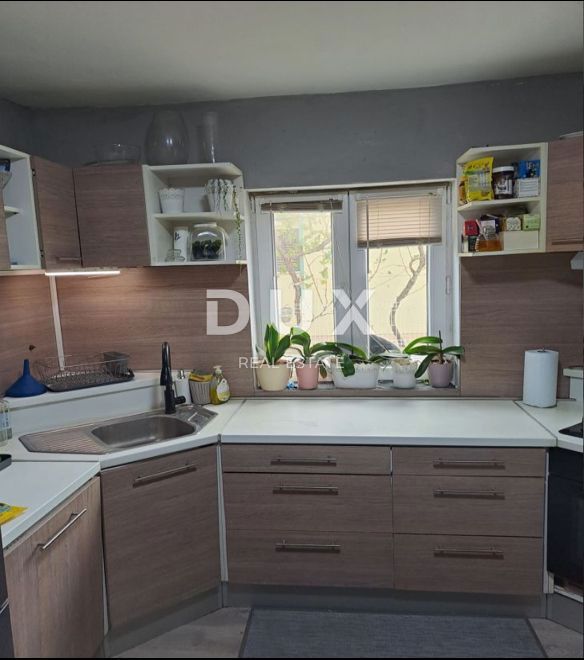 ZADAR, VRSI - Casa a tre piani in posizione tranquilla