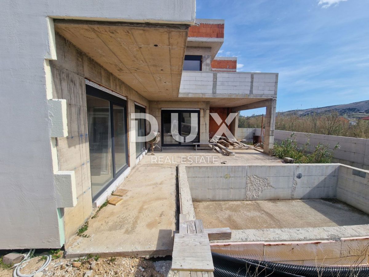 ISOLA DI PAG, CITTÀ DI PAG - Villa con piscina in costruzione