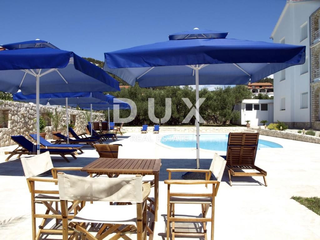 ISOLA DI RAB, BARBAT - villa con 5 appartamenti e piscina