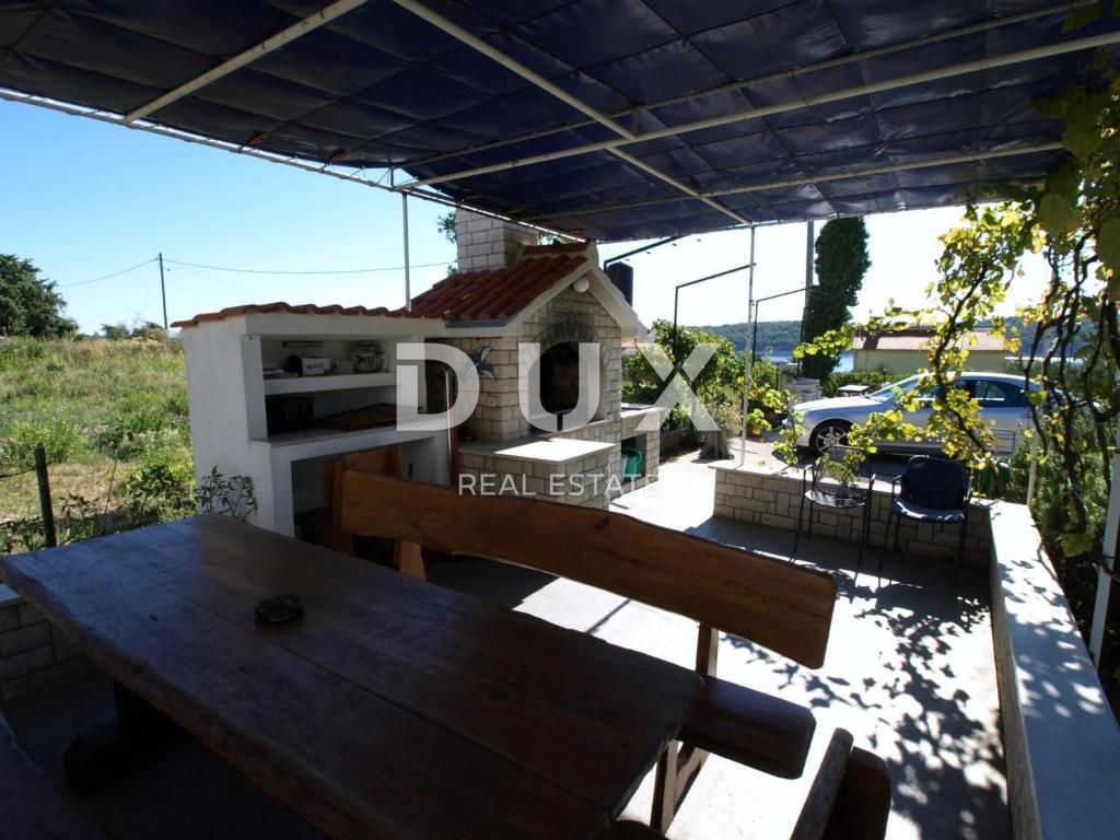ISOLA DI RAB, BARBAT - villa con 5 appartamenti e piscina