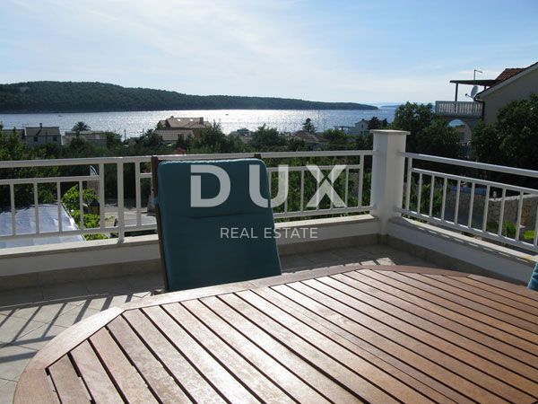 ISOLA DI RAB, BARBAT - villa con 5 appartamenti e piscina