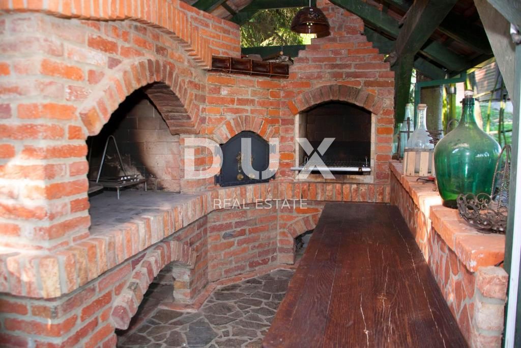 LUSSO A ZAGORJE - DUE CASE, PISCINA, JACUZZI, SAUNA, ENOTECA - UN'OASI DI PRIVACY A SOLI 35 MINUTI DA ZAGABRIA!