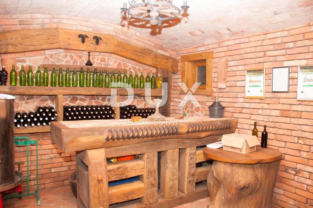 LUSSO A ZAGORJE - DUE CASE, PISCINA, JACUZZI, SAUNA, ENOTECA - UN'OASI DI PRIVACY A SOLI 35 MINUTI DA ZAGABRIA!