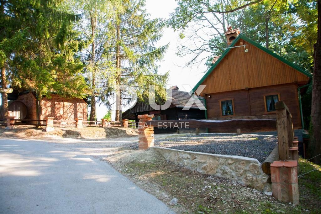 LUSSO A ZAGORJE - DUE CASE, PISCINA, JACUZZI, SAUNA, ENOTECA - UN'OASI DI PRIVACY A SOLI 35 MINUTI DA ZAGABRIA!