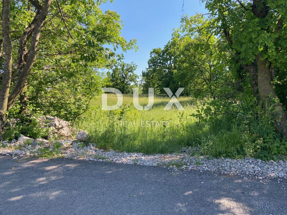 RIJEKA, ČAVLE - terreno edificabile 1.227 m2 COMPLETAMENTE PIANETALE! per un edificio residenziale / appartamenti / monolocali / case unifamiliari / ville! OPPORTUNITÀ!