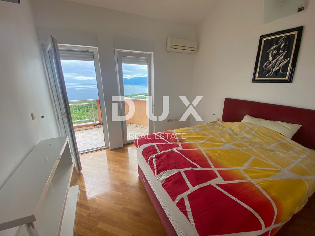 RIJEKA, KASTAV - Appartamento con 2 camere da letto + soggiorno con vista panoramica sul mare + 2 posti auto! OPPORTUNITÀ!