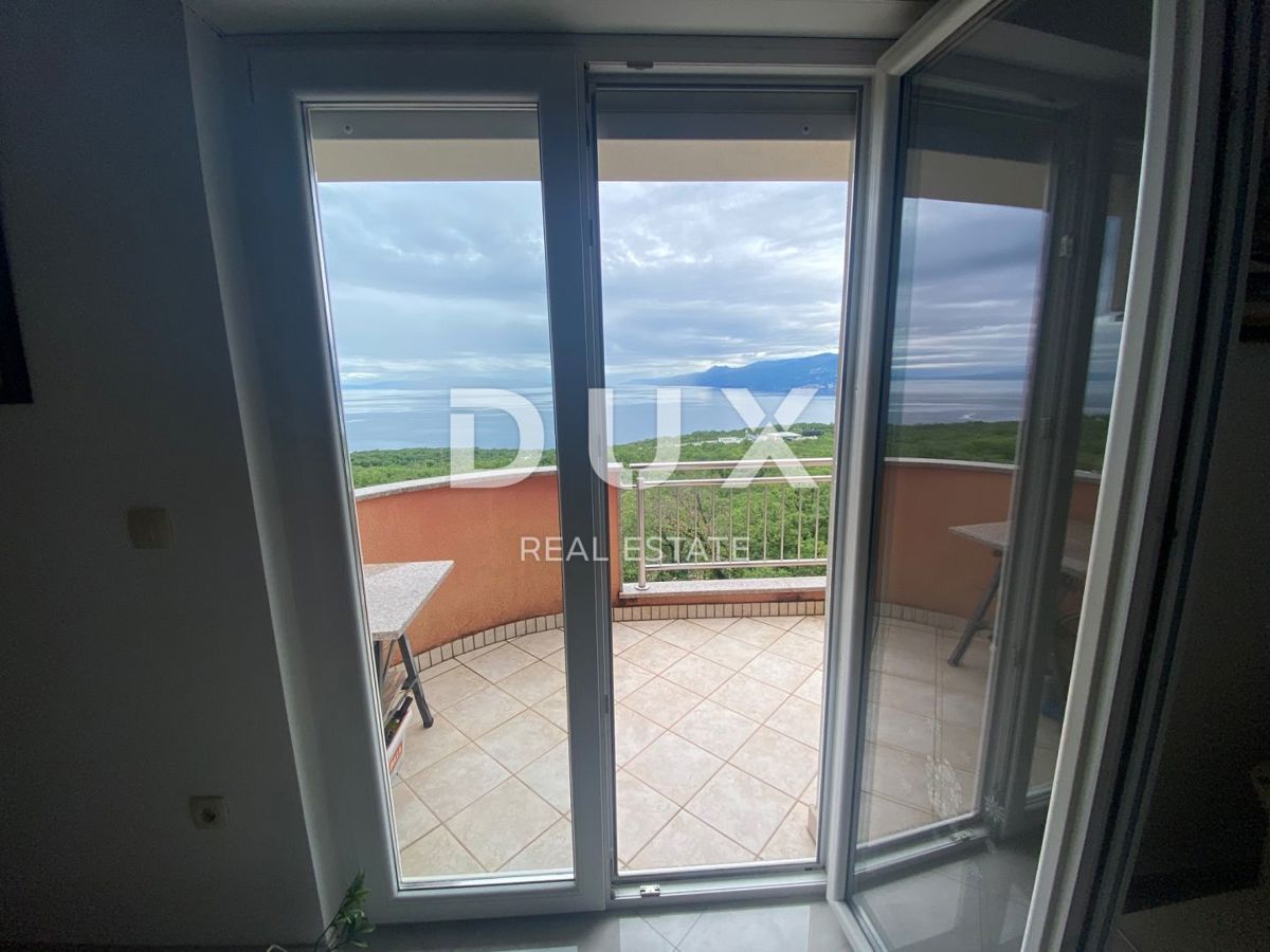 RIJEKA, KASTAV - Appartamento con 2 camere da letto + soggiorno con vista panoramica sul mare + 2 posti auto! OPPORTUNITÀ!