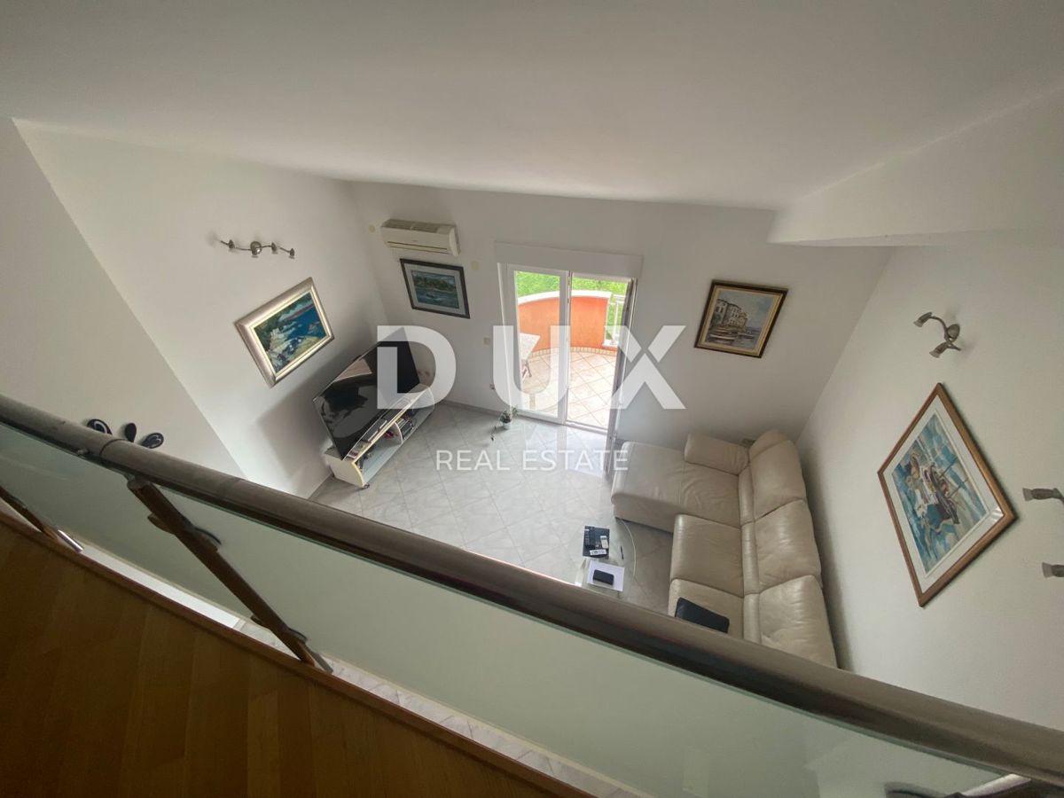 RIJEKA, KASTAV - Appartamento con 2 camere da letto + soggiorno con vista panoramica sul mare + 2 posti auto! OPPORTUNITÀ!