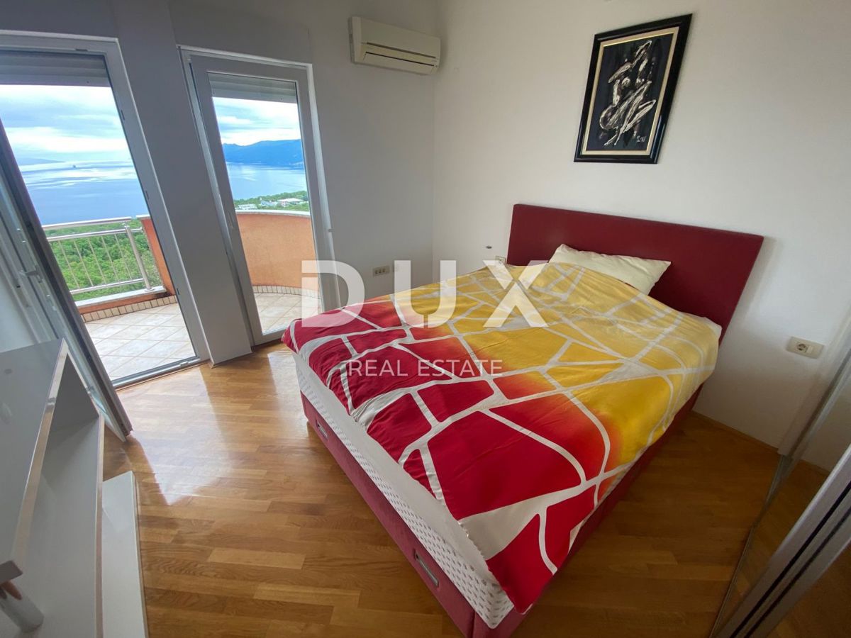 RIJEKA, KASTAV - Appartamento con 2 camere da letto + soggiorno con vista panoramica sul mare + 2 posti auto! OPPORTUNITÀ!
