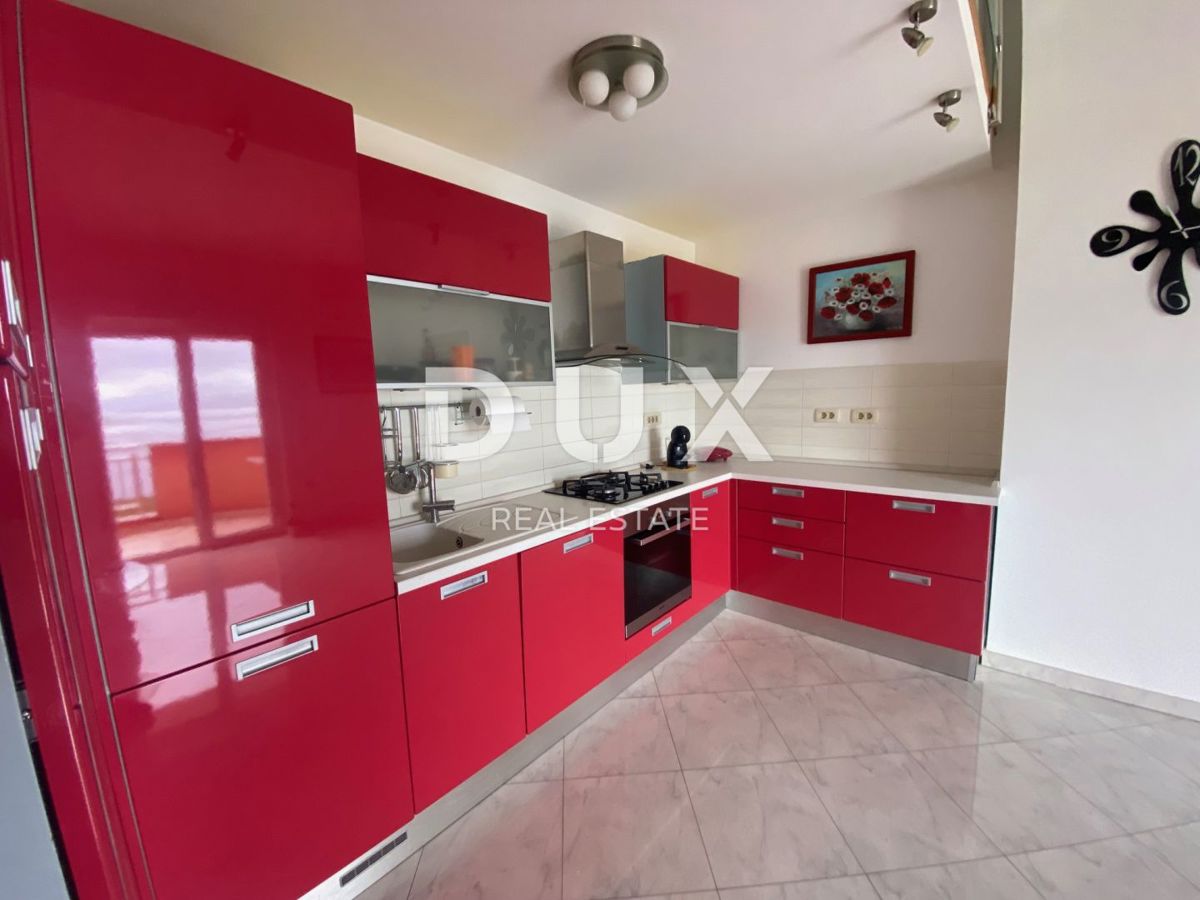 RIJEKA, KASTAV - Appartamento con 2 camere da letto + soggiorno con vista panoramica sul mare + 2 posti auto! OPPORTUNITÀ!