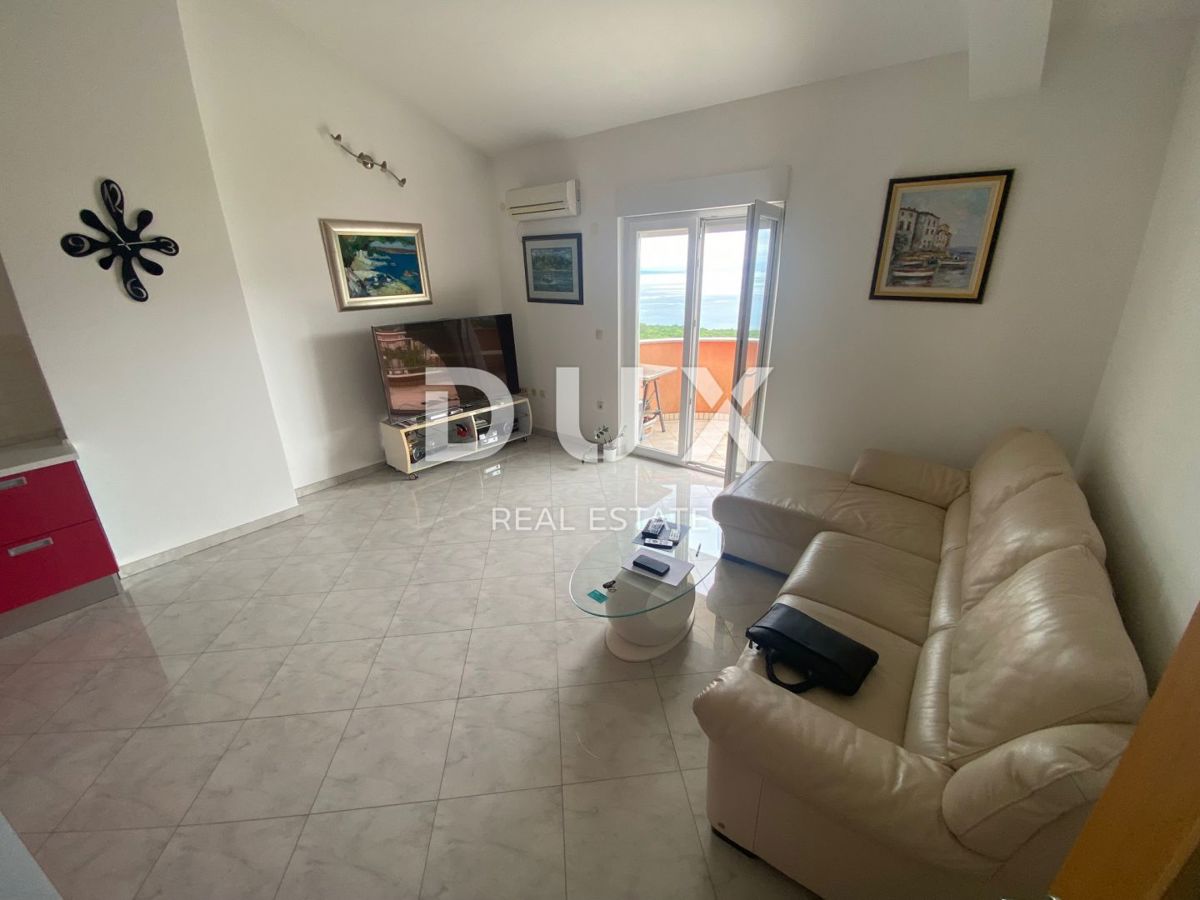 RIJEKA, KASTAV - Appartamento con 2 camere da letto + soggiorno con vista panoramica sul mare + 2 posti auto! OPPORTUNITÀ!