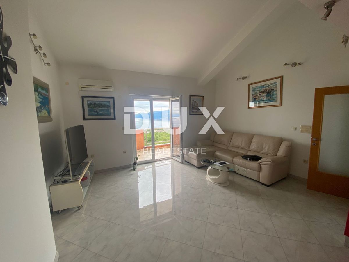 RIJEKA, KASTAV - Appartamento con 2 camere da letto + soggiorno con vista panoramica sul mare + 2 posti auto! OPPORTUNITÀ!