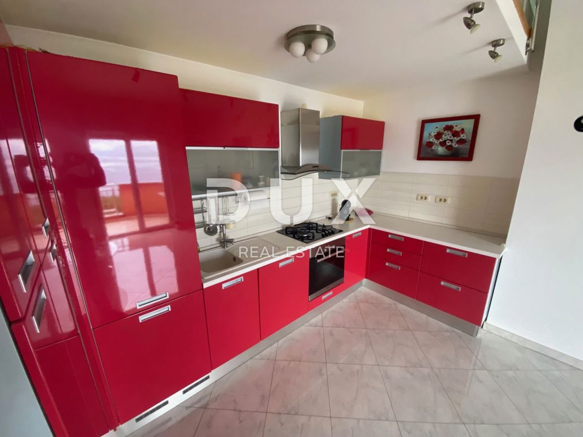 RIJEKA, KASTAV - Appartamento con 2 camere da letto + soggiorno con vista panoramica sul mare + 2 posti auto! OPPORTUNITÀ!