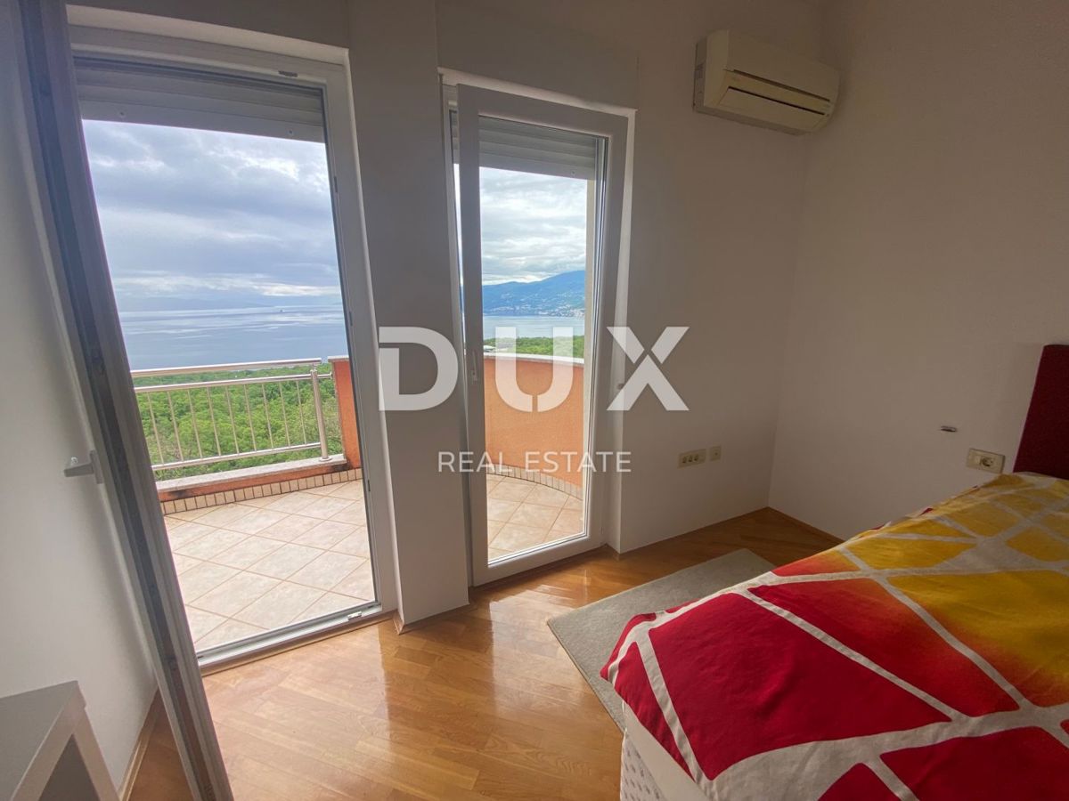 RIJEKA, KASTAV - Appartamento con 2 camere da letto + soggiorno con vista panoramica sul mare + 2 posti auto! OPPORTUNITÀ!