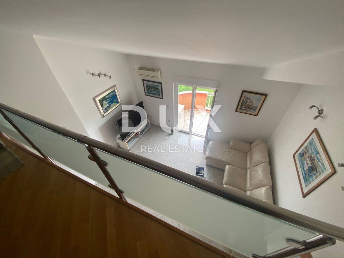 RIJEKA, KASTAV - Appartamento con 2 camere da letto + soggiorno con vista panoramica sul mare + 2 posti auto! OPPORTUNITÀ!