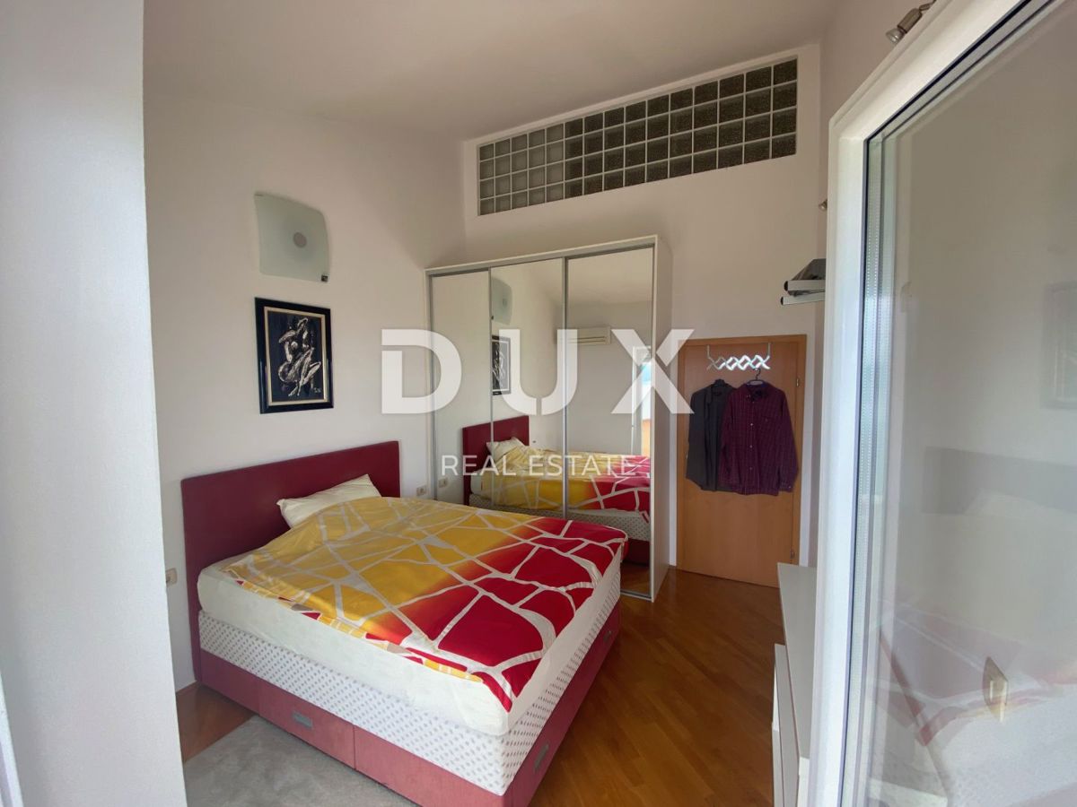 RIJEKA, KASTAV - Appartamento con 2 camere da letto + soggiorno con vista panoramica sul mare + 2 posti auto! OPPORTUNITÀ!