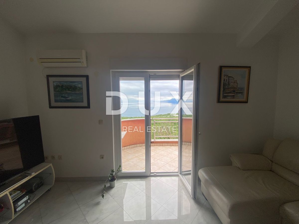 RIJEKA, KASTAV - Appartamento con 2 camere da letto + soggiorno con vista panoramica sul mare + 2 posti auto! OPPORTUNITÀ!