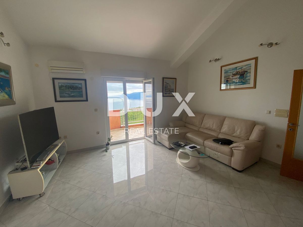 RIJEKA, KASTAV - Appartamento con 2 camere da letto + soggiorno con vista panoramica sul mare + 2 posti auto! OPPORTUNITÀ!