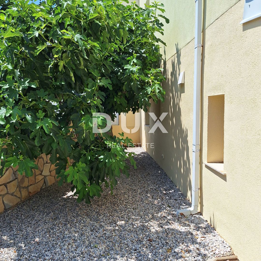 ISOLA DI KRK, CITTÀ DI KRK - Appartamento 69 m2 + giardino 150 m2