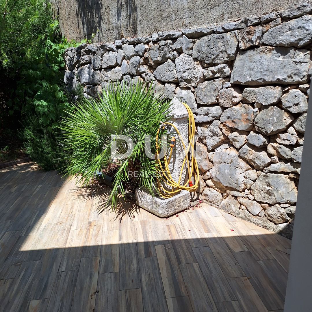 ISOLA DI KRK, CITTÀ DI KRK - Appartamento 69 m2 + giardino 150 m2