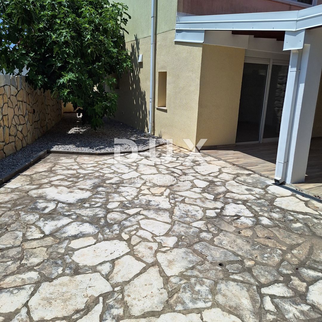 ISOLA DI KRK, CITTÀ DI KRK - Appartamento 69 m2 + giardino 150 m2