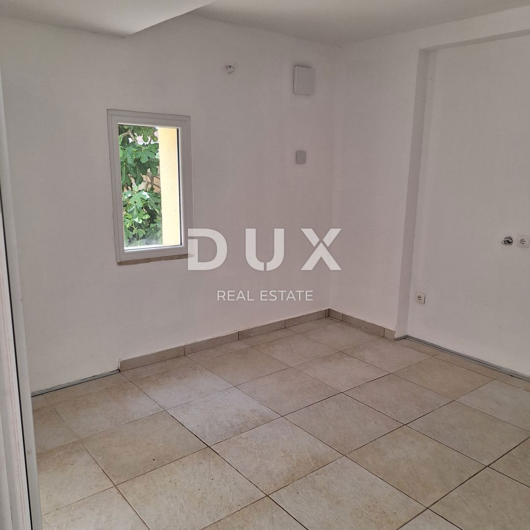 ISOLA DI KRK, CITTÀ DI KRK - Appartamento 69 m2 + giardino 150 m2