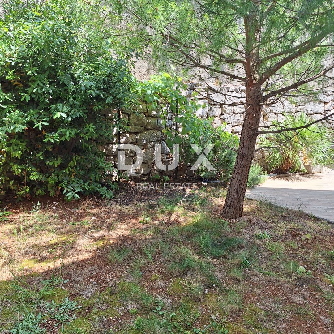 ISOLA DI KRK, CITTÀ DI KRK - Appartamento 69 m2 + giardino 150 m2