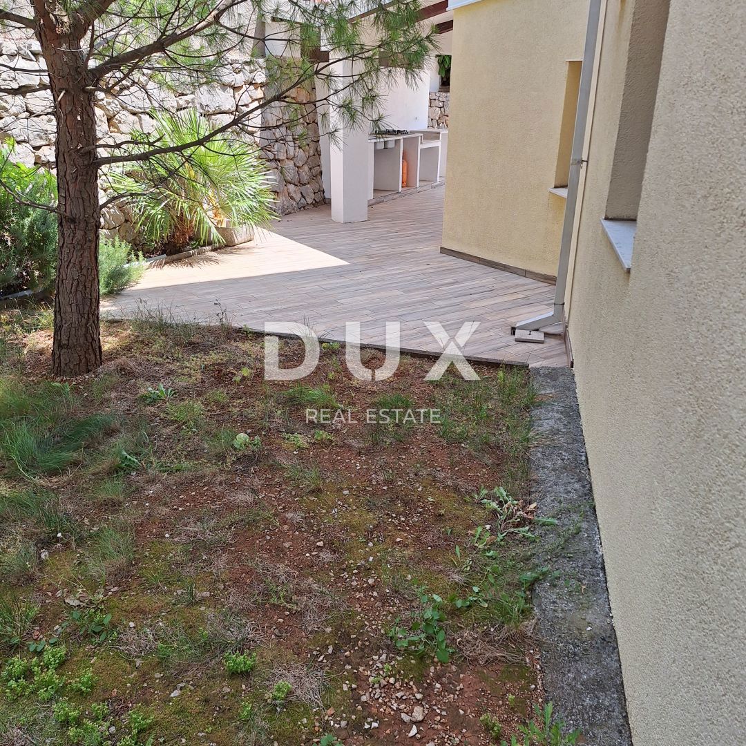ISOLA DI KRK, CITTÀ DI KRK - Appartamento 69 m2 + giardino 150 m2