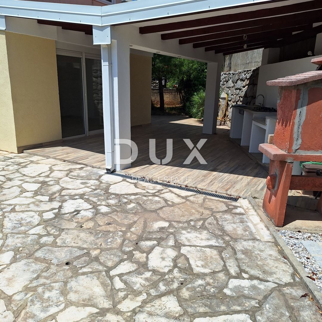 ISOLA DI KRK, CITTÀ DI KRK - Appartamento 69 m2 + giardino 150 m2