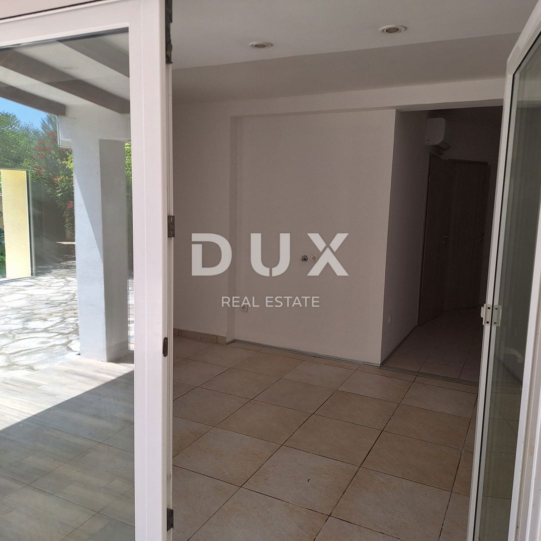 ISOLA DI KRK, CITTÀ DI KRK - Appartamento 69 m2 + giardino 150 m2