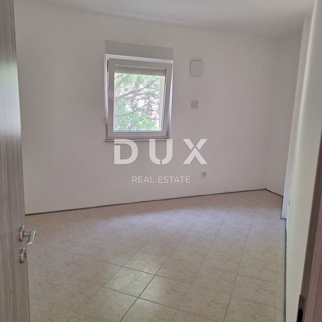 ISOLA DI KRK, CITTÀ DI KRK - Appartamento 69 m2 + giardino 150 m2