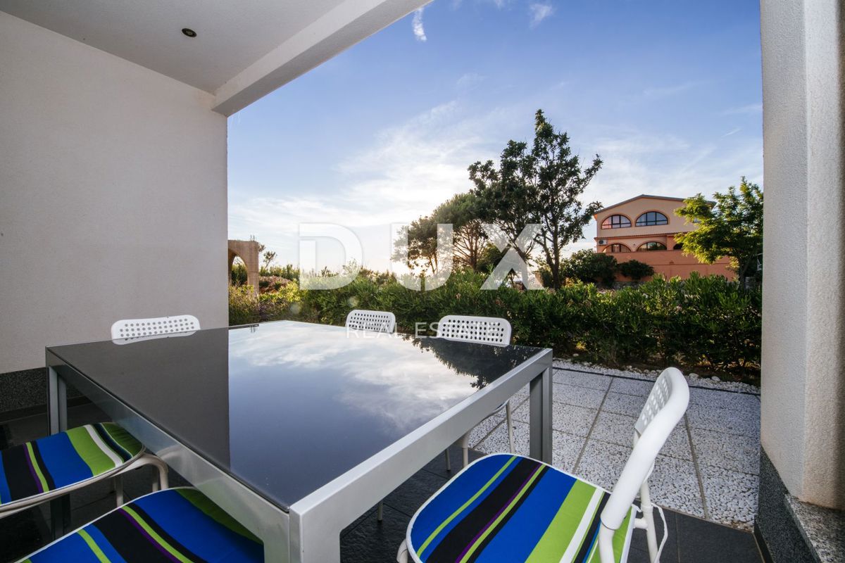 ISOLA DI PAG, KOŠLJUN - Villa al mare con 4 appartamenti