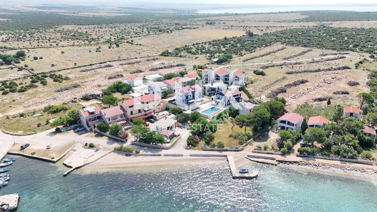 ISOLA DI PAG, KOŠLJUN - Villa al mare con 4 appartamenti